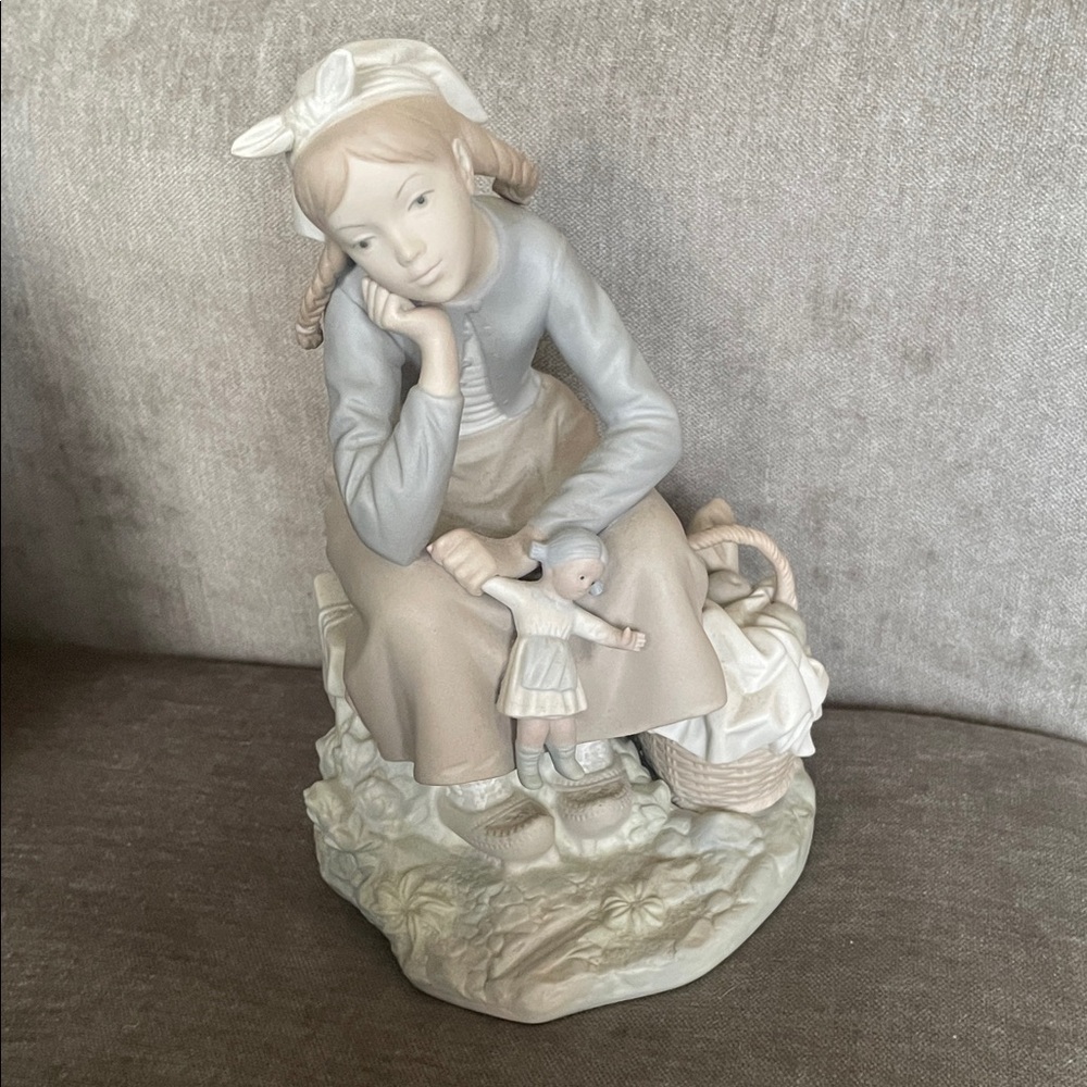 Vintage Lladro Porcelain Figurine - Gray and Cream